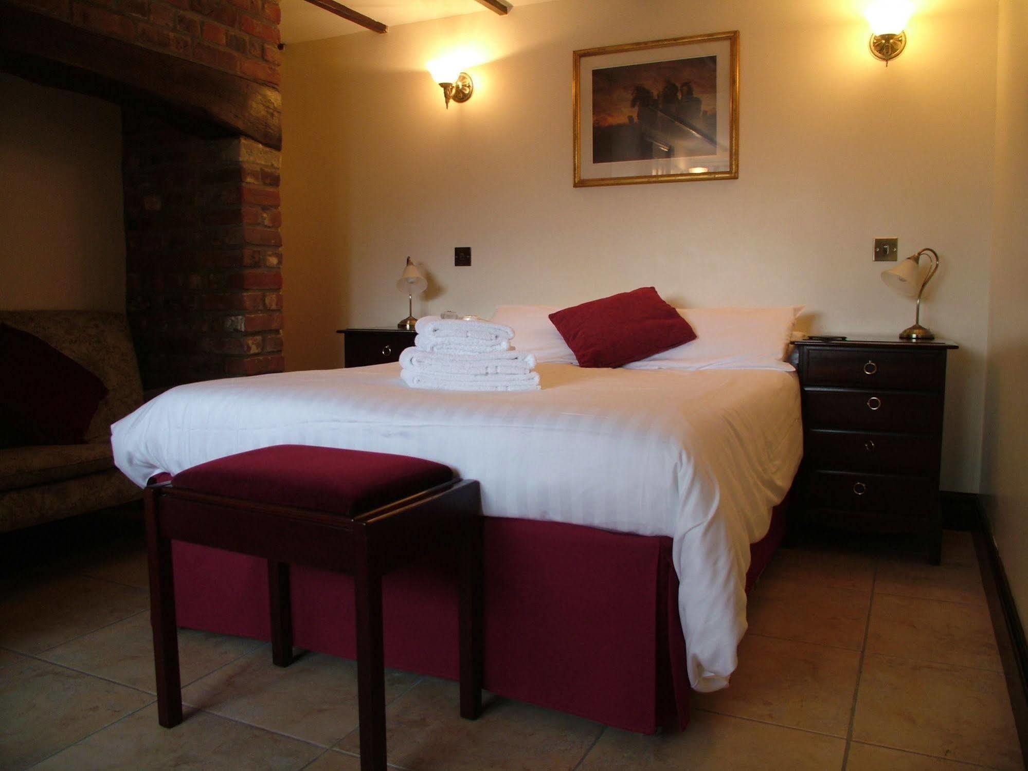 The Crown Hotel Mundford Esterno foto