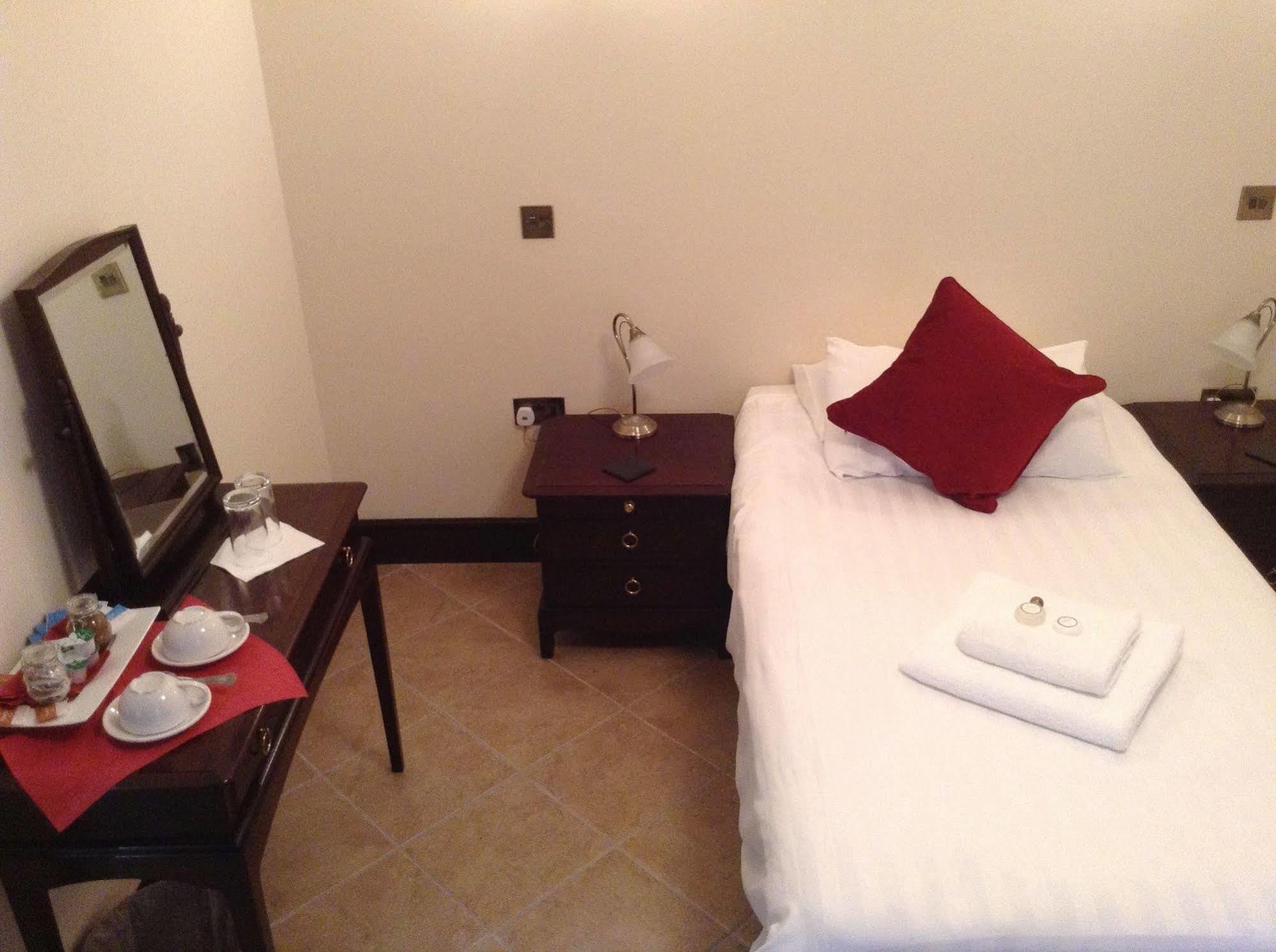 The Crown Hotel Mundford Esterno foto