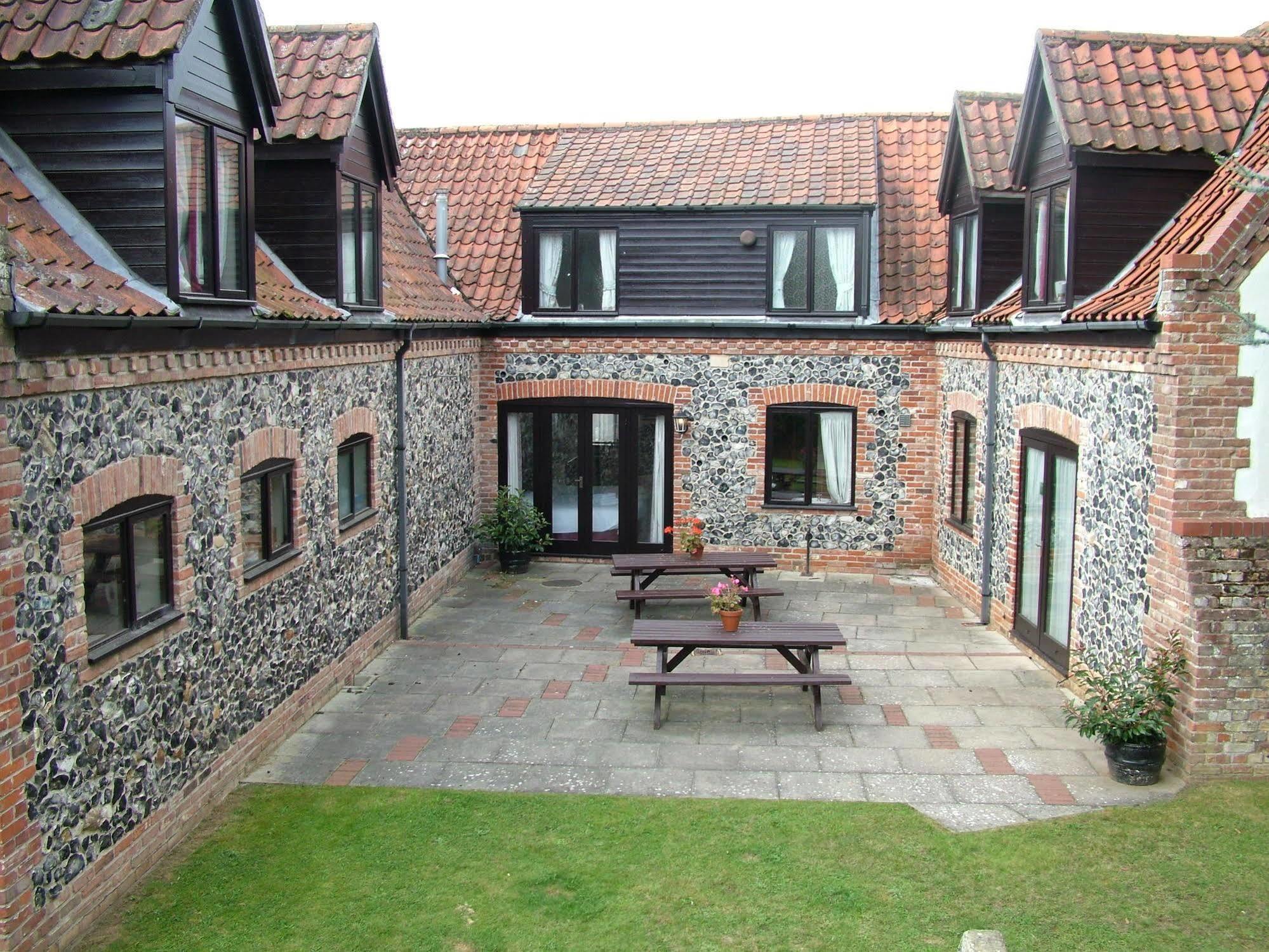 The Crown Hotel Mundford Esterno foto