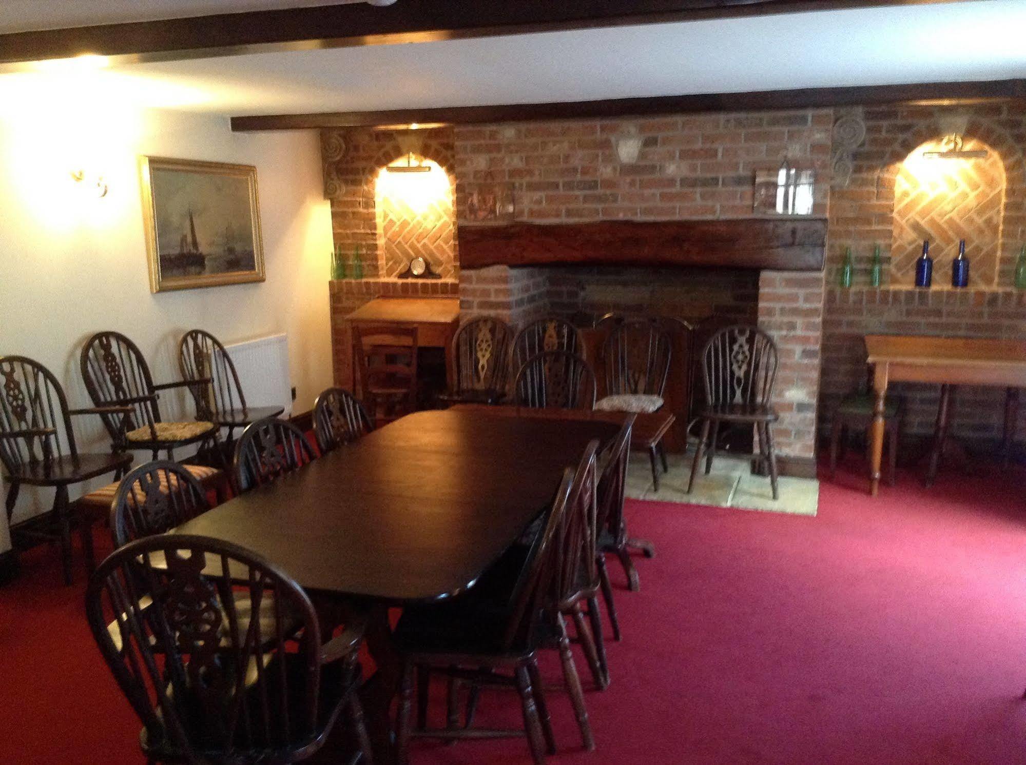 The Crown Hotel Mundford Esterno foto